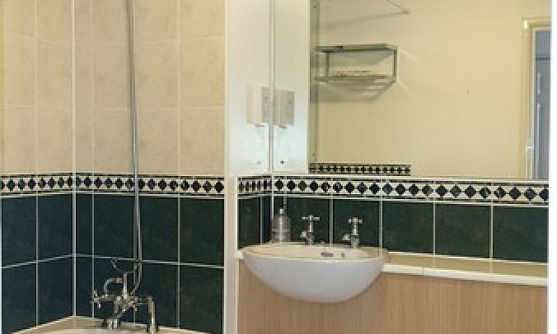 2 Bedroom Flat In Ro...