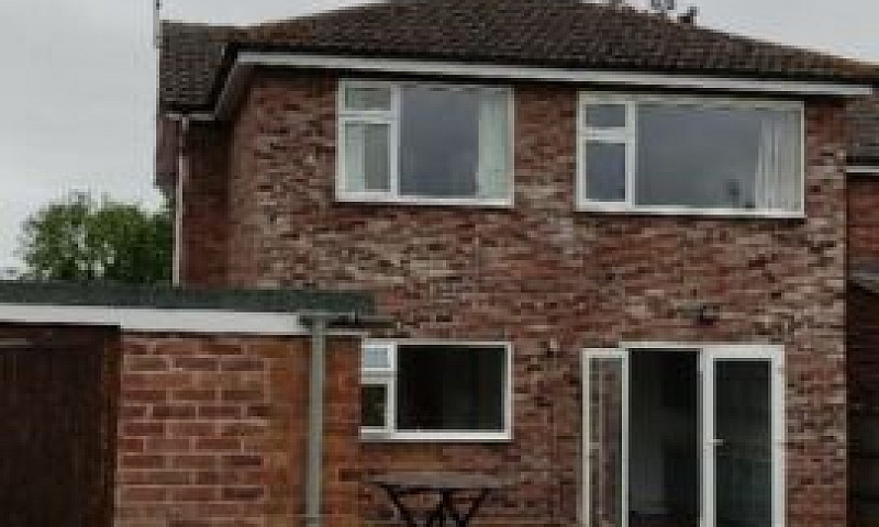 4/5 Bedroom House In...