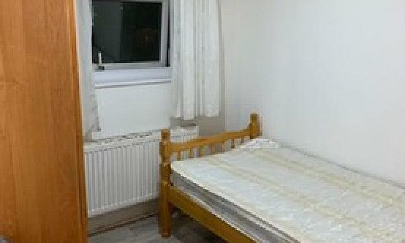 Double Bedroom For R...