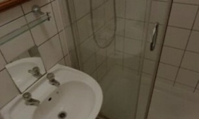 Spacious 5 Bedroom H...