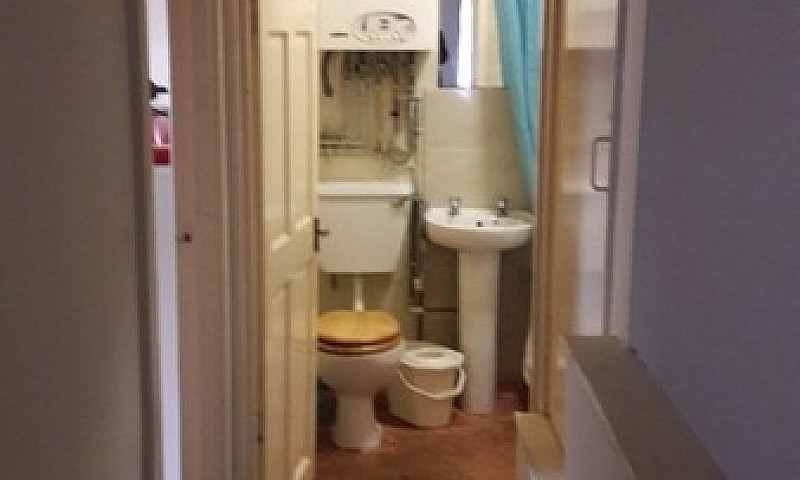 A 2 Bedroom Flat To ...