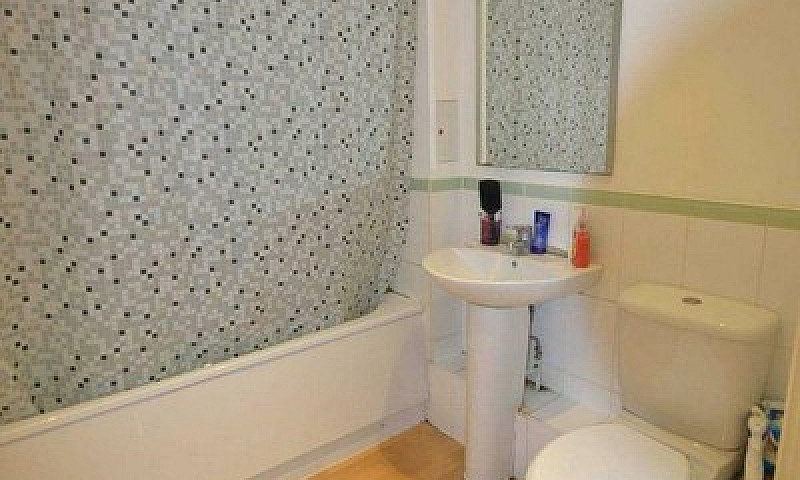 2 Bedroom Flat In Tr...