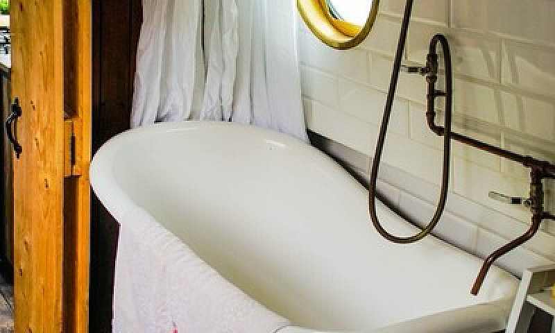 Stunning Houseboat W...