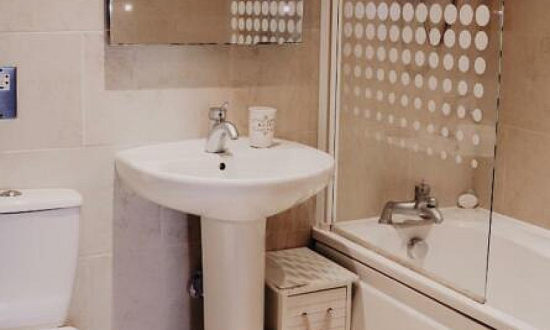 2 Bedroom Flat In Th...