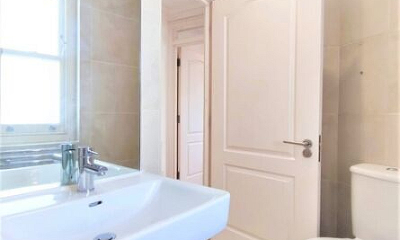 Bright 1 Bedroom Fla...