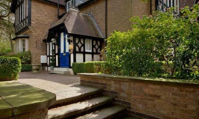 6 Bedroom House In P...