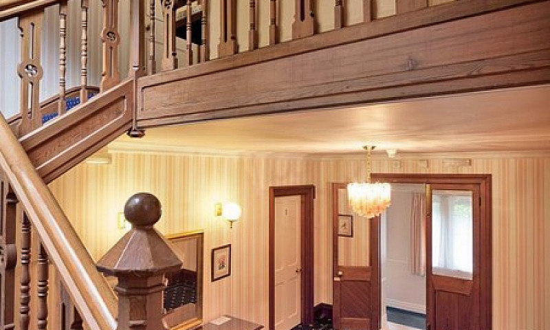 6 Bedroom House In P...