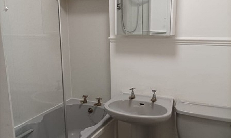 One Bedroom Flat To ...