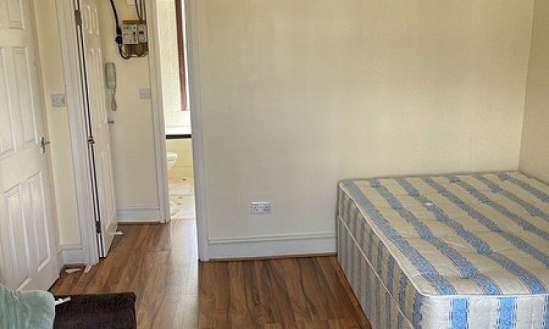 Spacious Studio Flat...