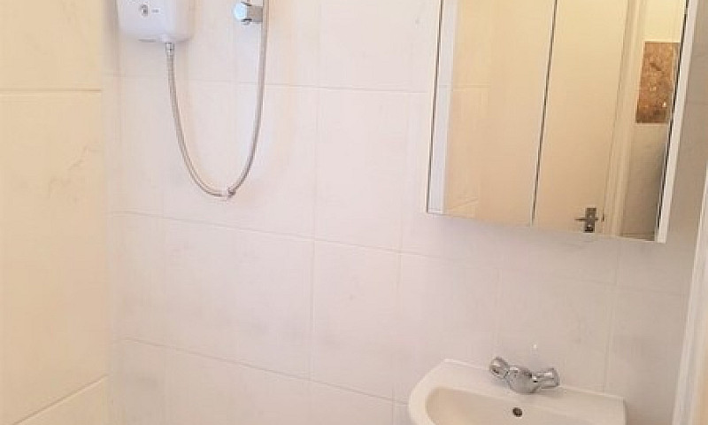 Modern 2 Bedroom Fla...