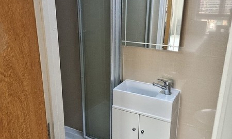 Small Double Room Wi...