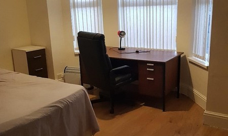 A Stunning 5 Bedroom...