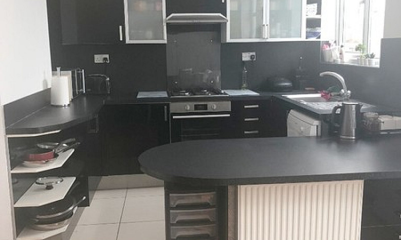 Modern 4 Bed House T...