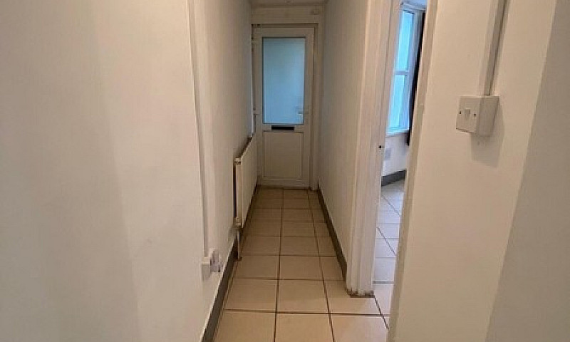 Spacious One Bed Fla...