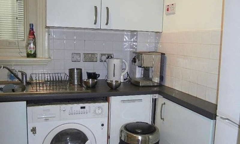 2 Bedroom Flat In Ma...