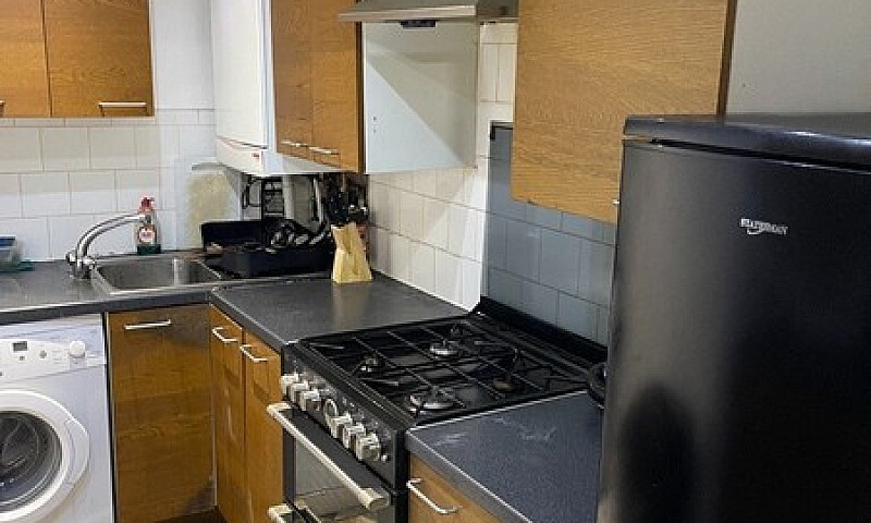Spacious Studio Flat...