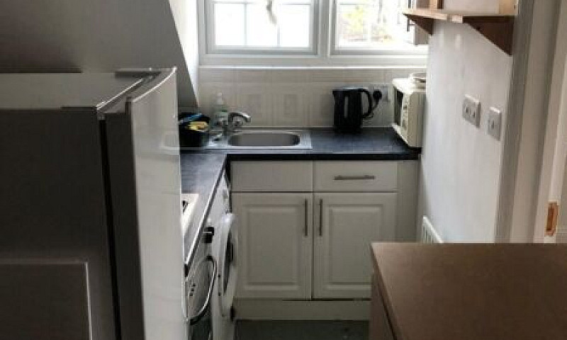 Studio Flat £850 Plu...