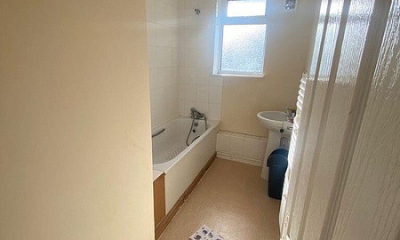 Spacious 2 Bed Flat ...
