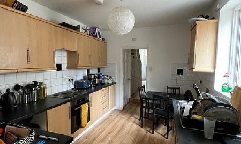 *Huge 5 Bedroom, 2 B...