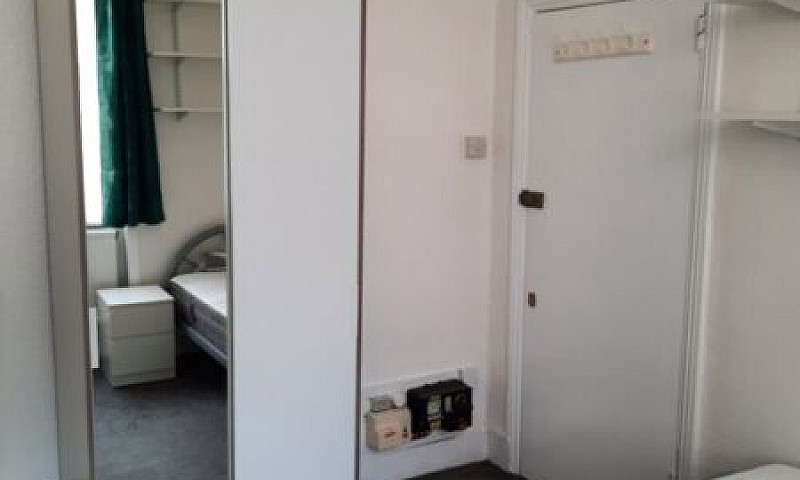  Bedsit-Bright Newly...