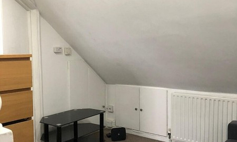 Studio Flat £850 Plu...