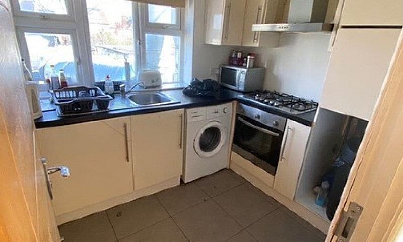 Spacious 3 Bed Flat ...