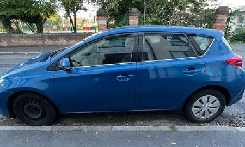 Toyota Auris 2015 1....