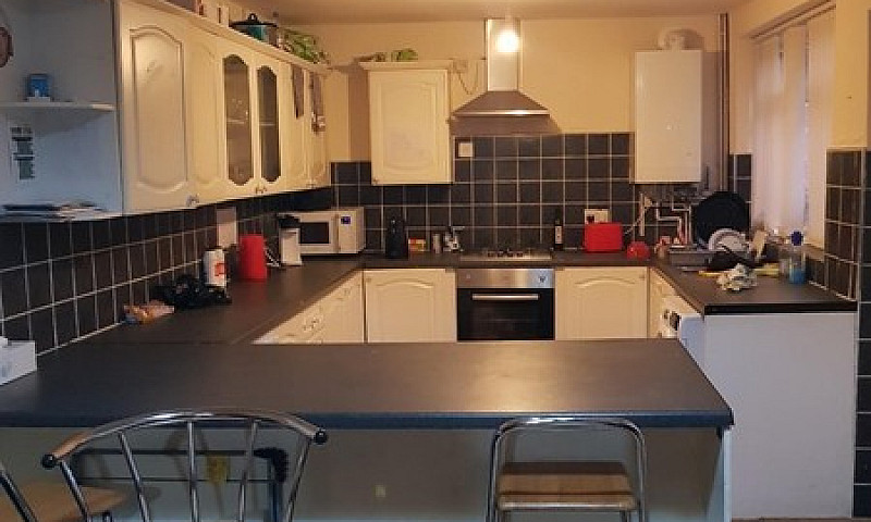 A Stunning 5 Bedroom...