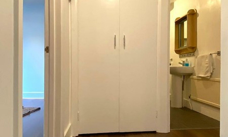 2 Bed Flat, Crystal ...