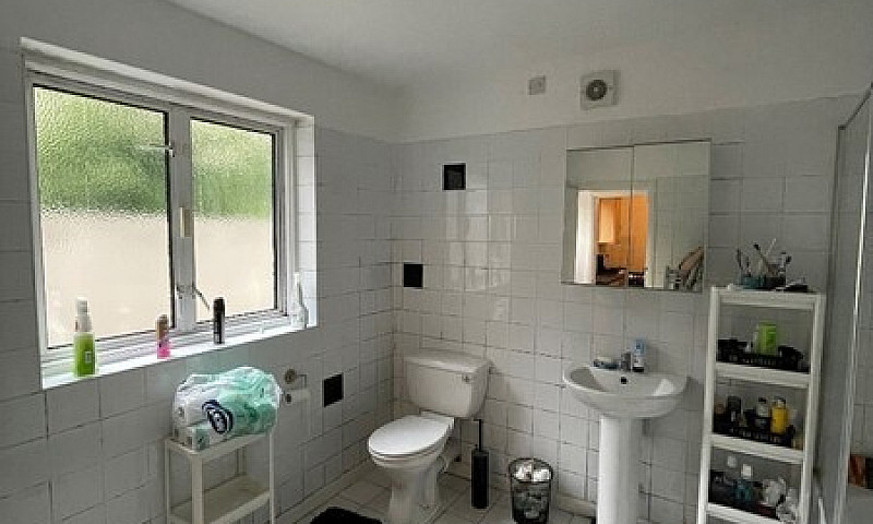 *Huge 5 Bedroom, 2 B...