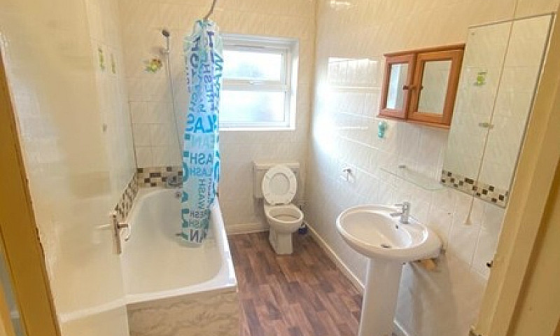 Spacious 5 Bed House...