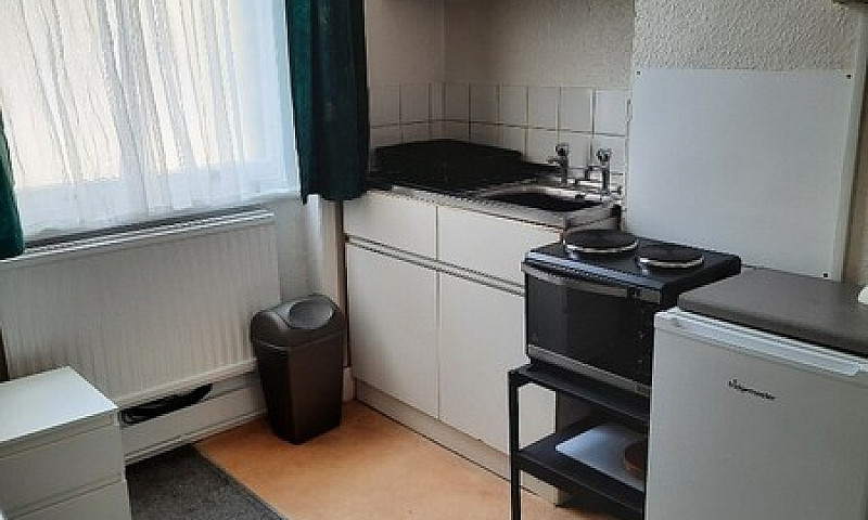  Bedsit-Bright Newly...
