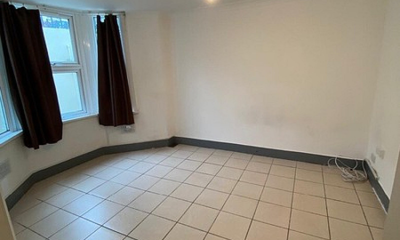 Spacious One Bed Fla...