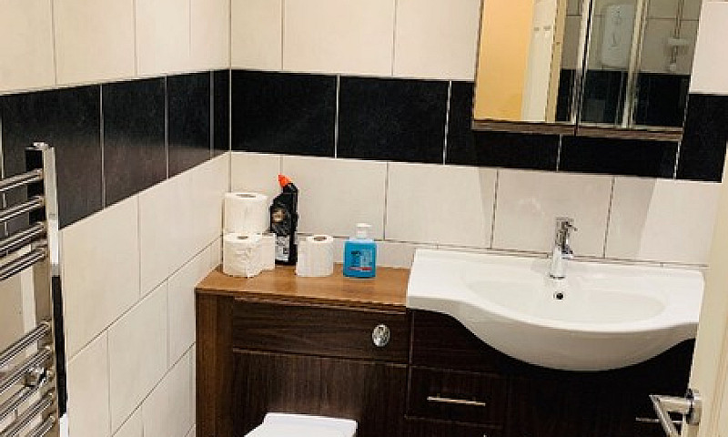 2/3 Bed Flat Near Dy...
