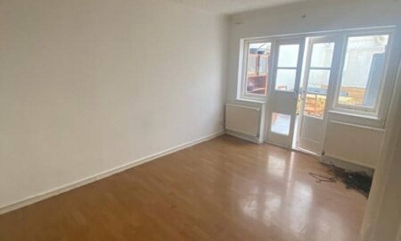 Spacious 2 Bed Flat ...