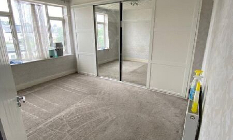 Spacious 4 Bed House...
