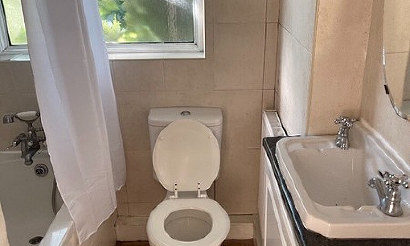 Spacious 2 Bed Flat ...