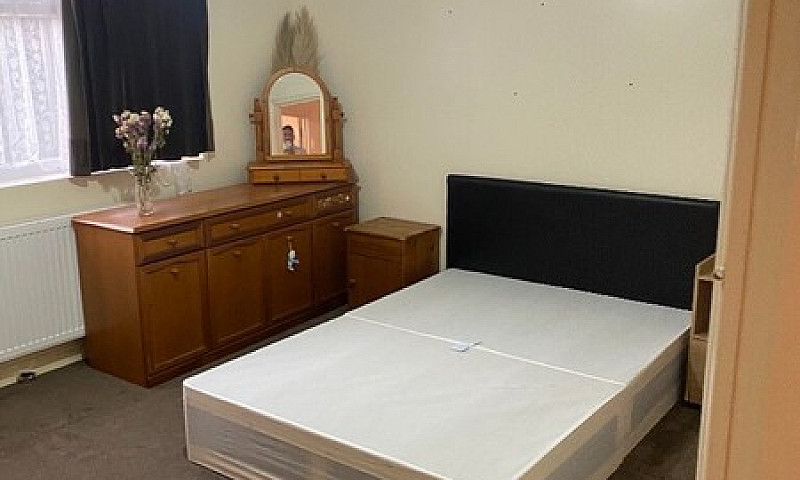 Spacious 3 Bed Flat ...