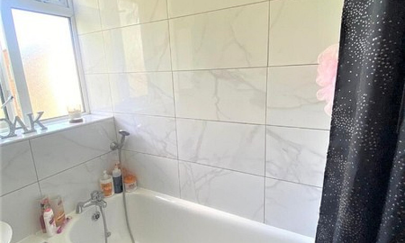 Large 1 Bed Flat In ...