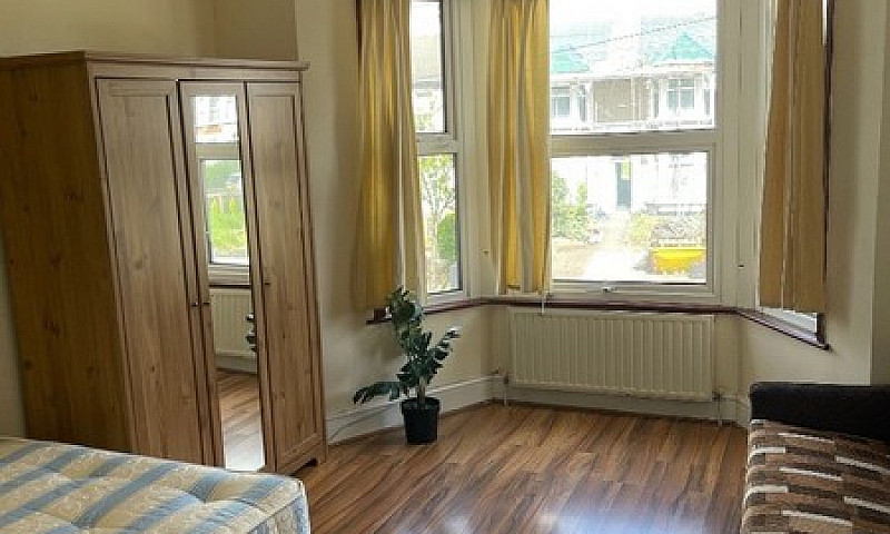 Spacious Studio Flat...