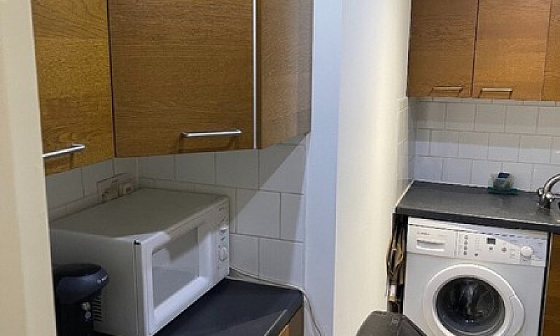 Spacious Studio Flat...