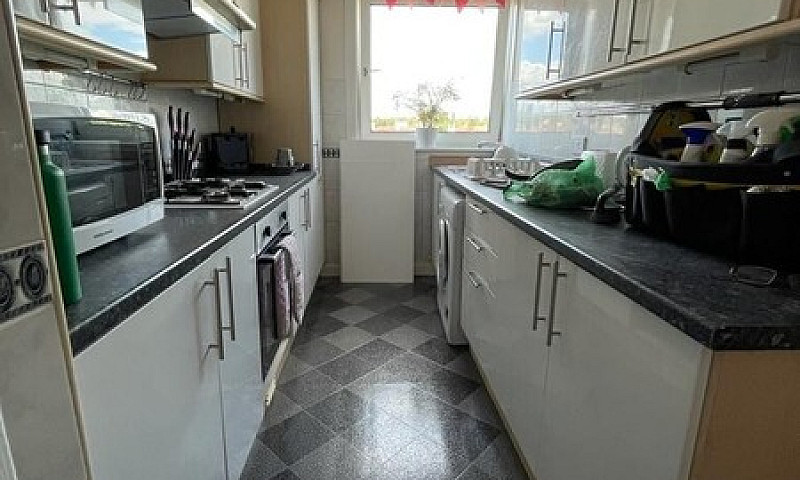 2 Bedroom Flat With ...