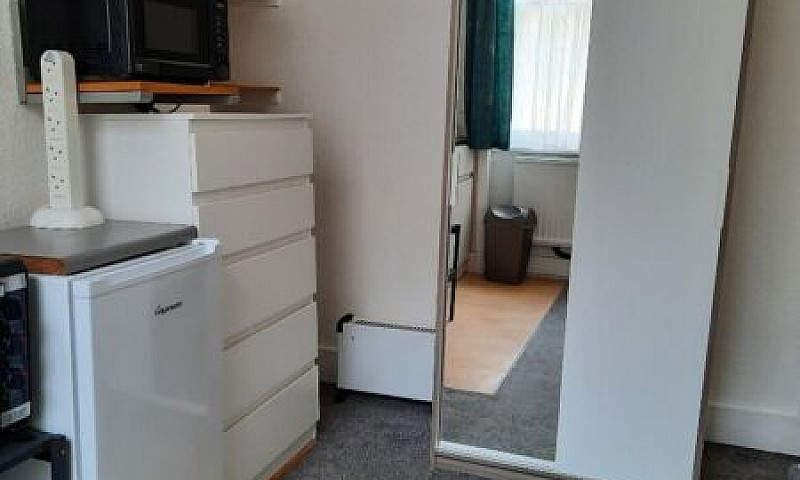  Bedsit-Bright Newly...