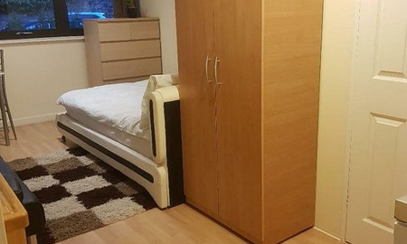 Studio Flat In 2 Min...