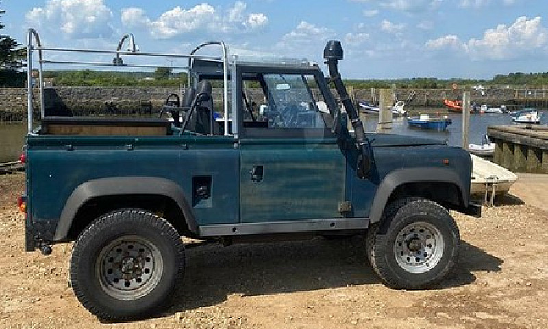 Land Rover Defender ...