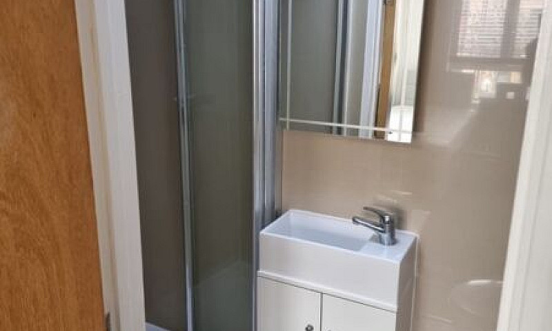 Small Double Room Wi...