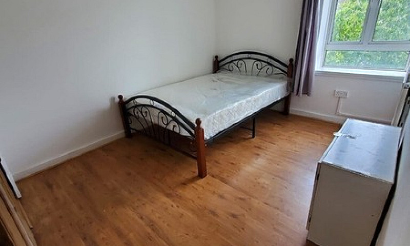 Spacious 4 Bed House...