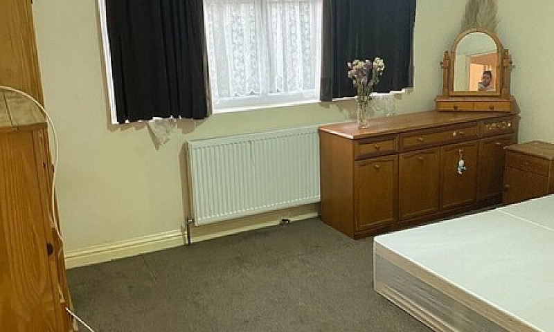 Spacious 3 Bed Flat ...