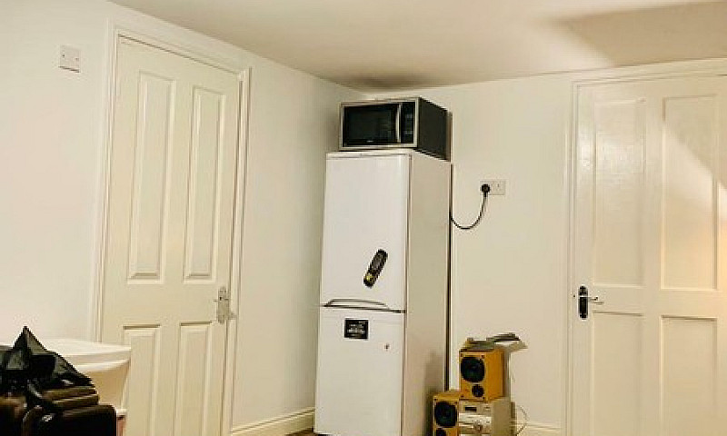 1 Bedroom Flat Redbr...