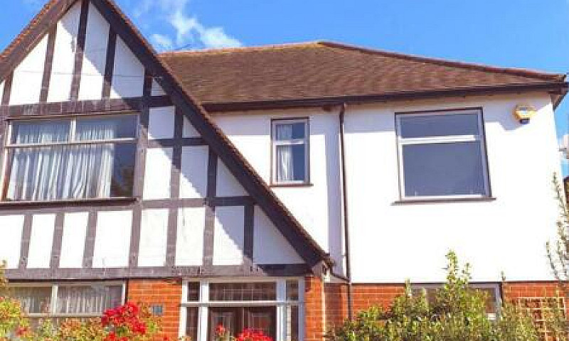 6 Bedroom House In H...